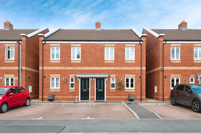 3 Bedroom Semi-Detached House For Sale In Hamilton Close, Buckingham, MK18