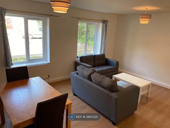 3 Bedroom Flat To Rent In Orchard Lodge, Leeds, LS6