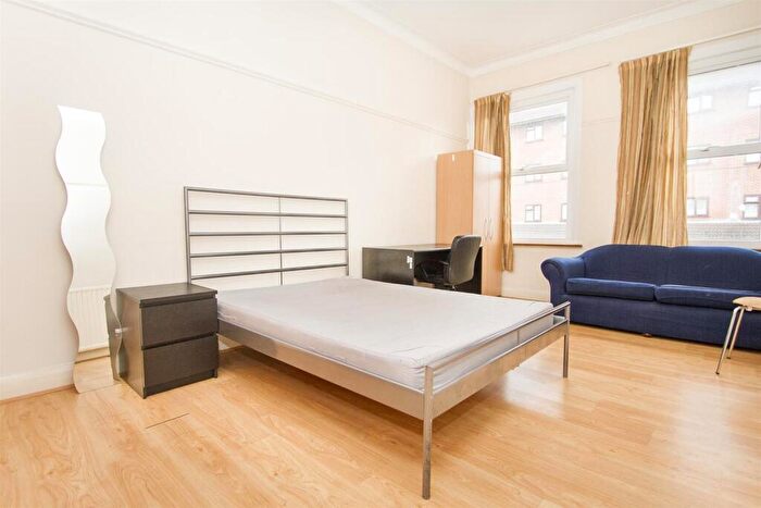5 Bedroom Apartment To Rent In Parson Street, Hendon, London, NW4