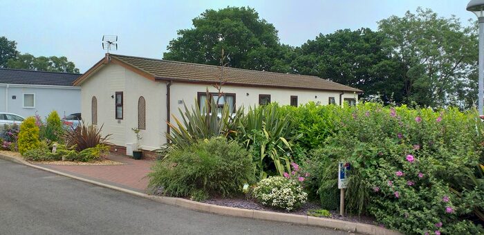 2 Bedroom Mobile/park Home For Sale In Meadow View, Earls Ditton Lane, Hopton Wafers, DY14