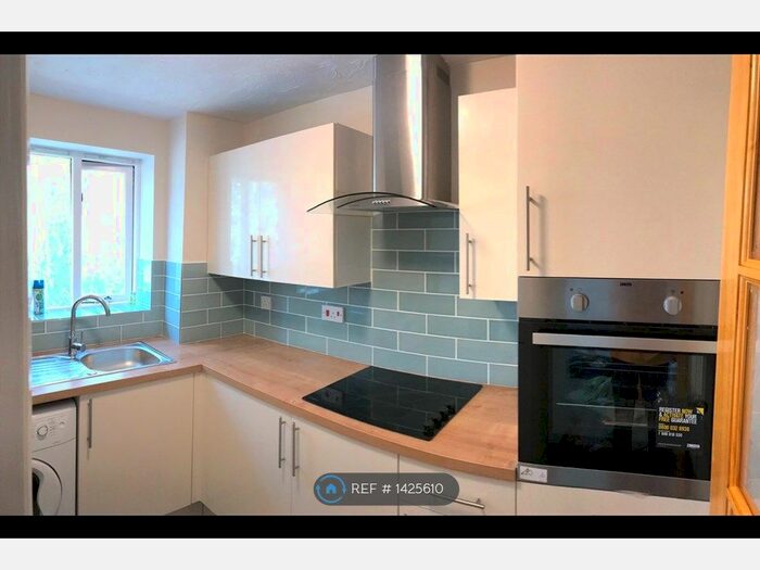 2 Bedroom Flat To Rent In Ruston Road, London, SE18
