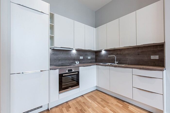 2 Bedroom Flat To Rent In Shacklewell Lane, London, E8