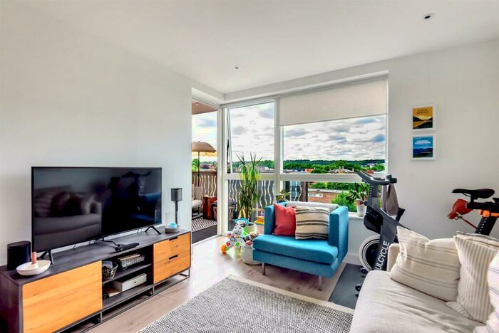 2 Bedroom Flat To Rent In Smithfield Square, High Street, London, N8