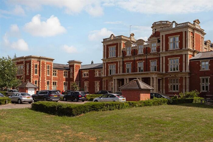 1 Bedroom Apartment For Sale In Royal Earlswood Park, Redhill, RH1