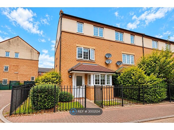 3 Bedroom End Of Terrace House To Rent In Dainty Grove, Northampton, NN4