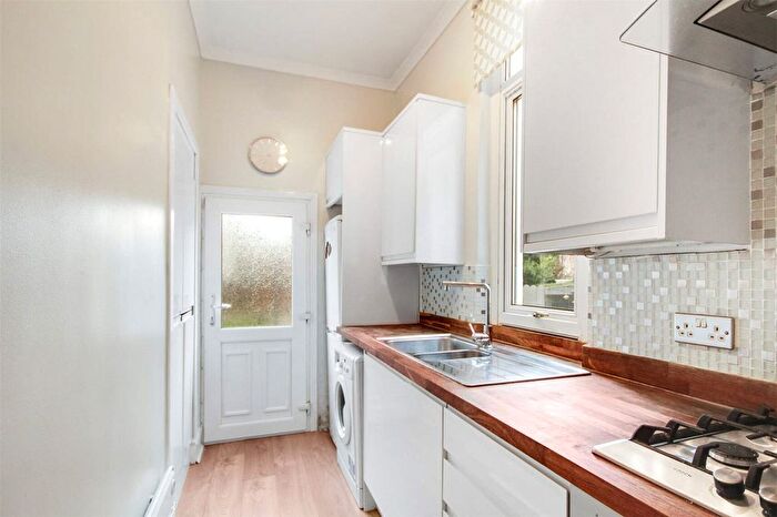 2 Bedroom Flat For Sale In Dryburgh Avenue, Rutherglen, Glasgow, South Lanarkshire, G73