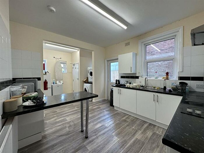 6 Bedroom Detached House To Rent In Alma Road, Winton, BH9