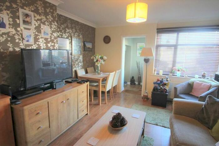 2 Bedroom Maisonette To Rent In Beechwood Avenue, Ruislip, HA4