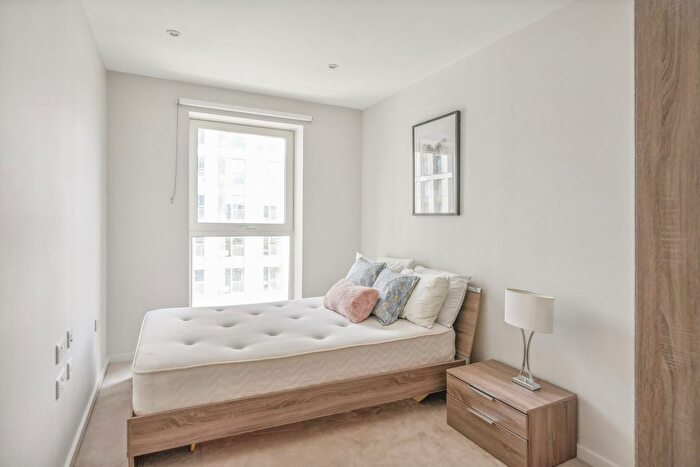 2 Bedroom Flat To Rent In Glasshouse Gardens, Stratford, London, E20