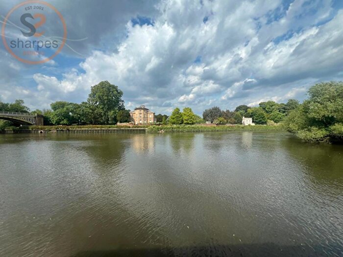 1 Bedroom Houseboat To Rent In Ducks Walk, Twickenham, Greater London, TW1