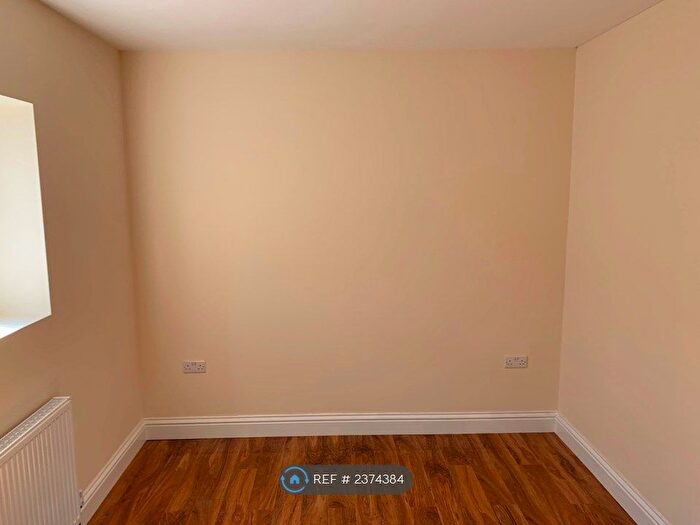 1 Bedroom Flat To Rent In Hibernia Gardens, Hounslow, TW3