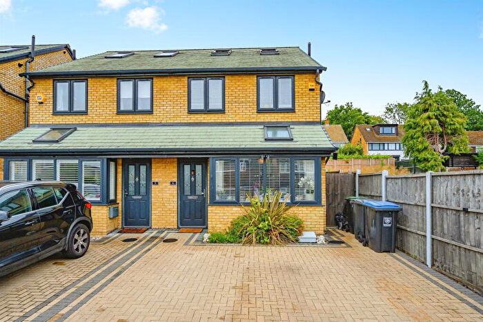 3 Bedroom Semi-Detached House For Sale In Parkhill Road, Hemel Hempstead, HP1