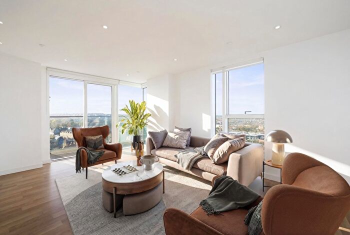 2 Bedroom Flat To Rent In Residence Tower, Woodberry Grove, N4
