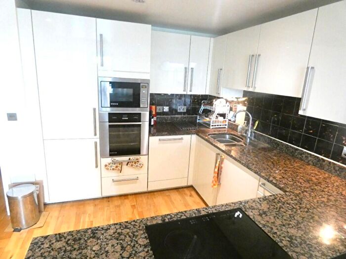 3 Bedroom Apartment To Rent In Parkview Apartments, Chrisp Street, Poplar, E14