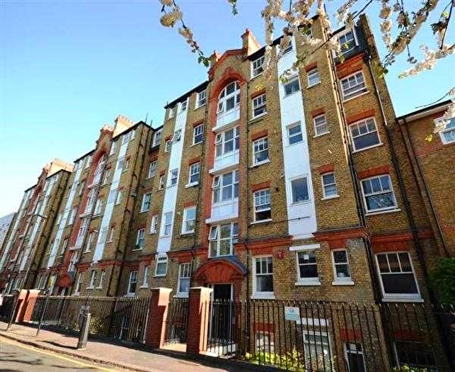 1 Bedroom Flat To Rent In Dewsbury Court, Chiswick, Chiswick, W4