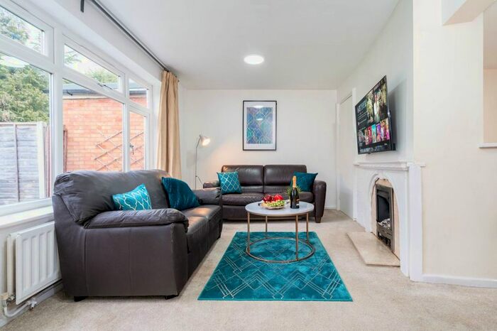 3 Bedroom Flat To Rent In Longmeadow Road, Walsall, WS5