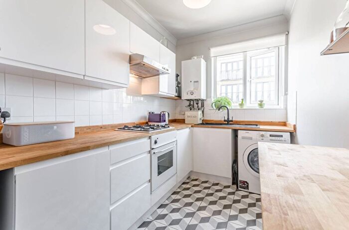 2 Bedroom Flat For Sale In Hoe Street, Walthamstow, London, E17