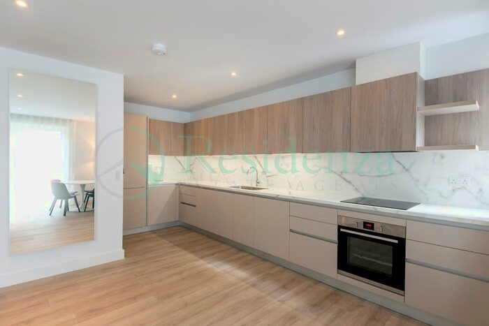 2 Bedroom Flat To Rent In Cavell Court, Dog Kennel Hill, London, SE22