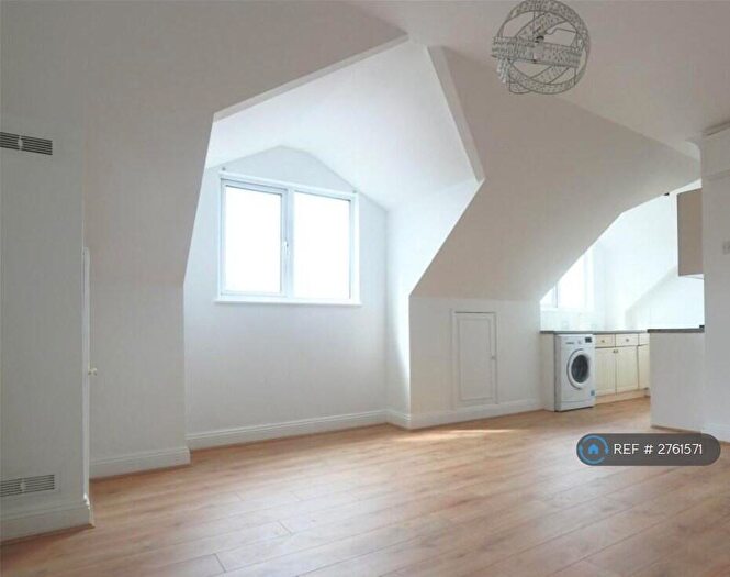 2 Bedroom Flat To Rent In New River Court, Enfield, EN1