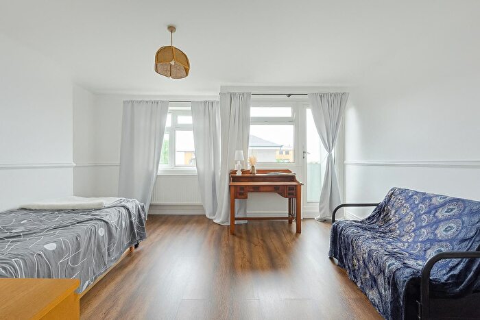 3 Bedroom Flat To Rent In Cable Street, London, E1