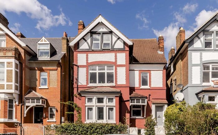 3 Bedroom Flat To Rent In Gleneagle Road, Streatham, SW16