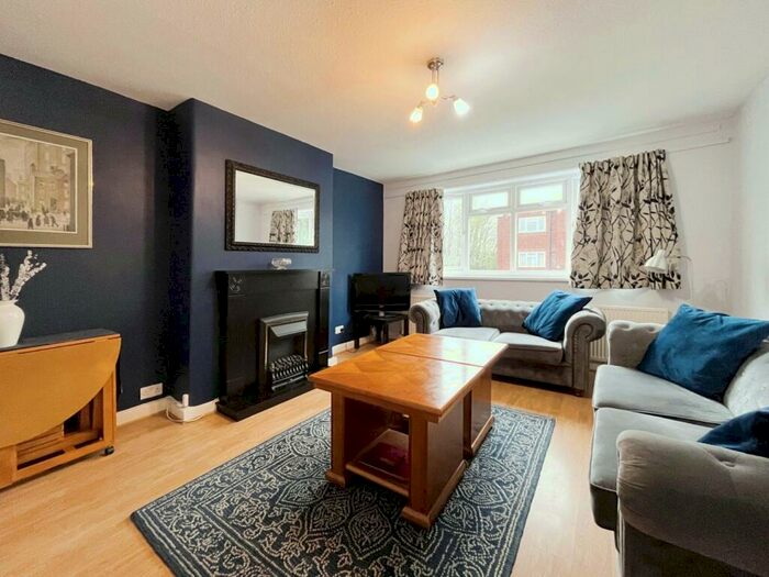 3 Bedroom Flat To Rent In Wilmslow Road, Didsbury, Manchester, M20