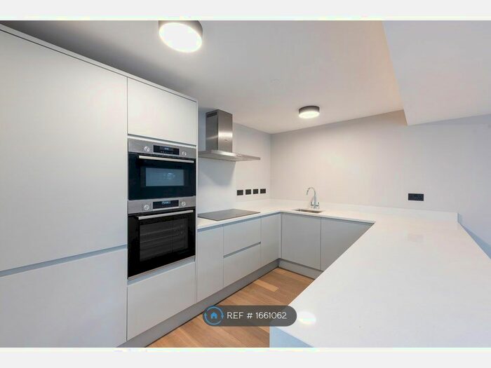 3 Bedroom Flat To Rent In The Drive, Hove, BN3