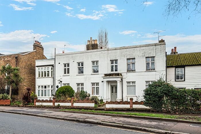 2 Bedroom Flat For Sale In Chase Side, Enfield, EN2