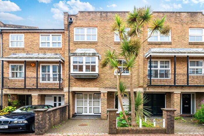 3 Bedroom Town House To Rent In St. Marys Square Brighton, BN2