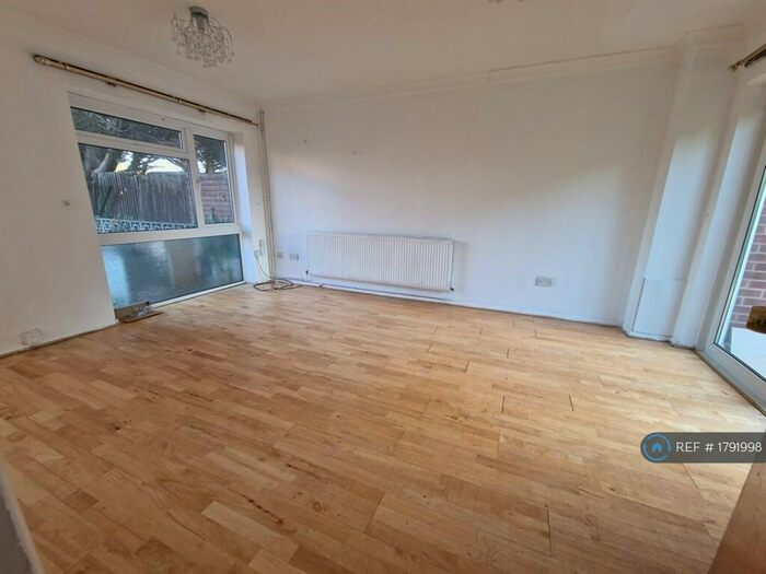 3 Bedroom End Of Terrace House To Rent In Welland Close, Slough, SL3