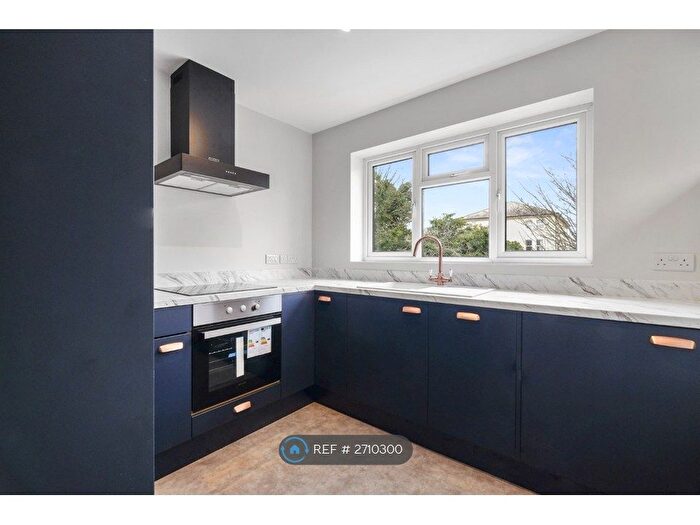 2 Bedroom Flat To Rent In Fir Court, Worthing, BN11