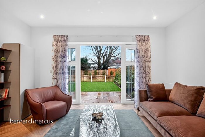 3 Bedroom Flat For Sale In Chase Side, London, N14