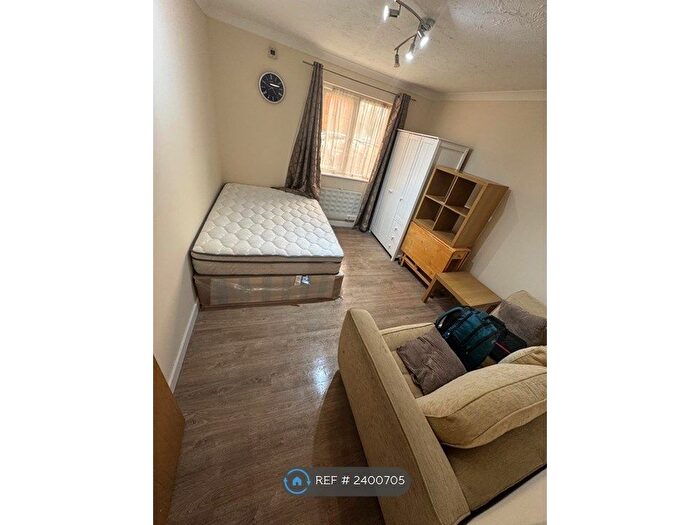 1 Bedroom Flat To Rent In Oaks Road, Stanwell, Staines-Upon-Thames, TW19