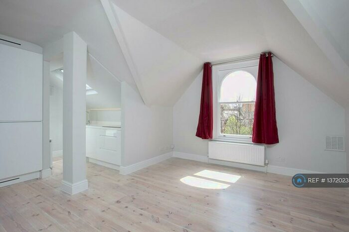 2 Bedroom Flat To Rent In Knatchbull Road, London, SE5