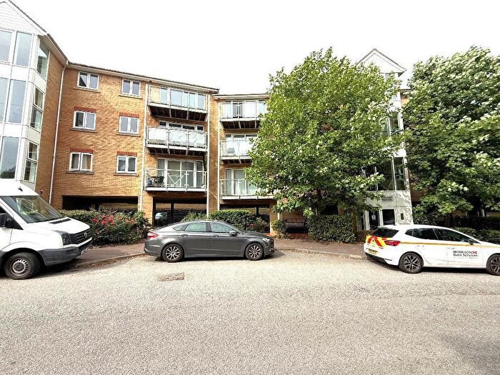 2 Bedroom Flat For Sale In Foxglove Way, Luton, Bedfordshire, LU3