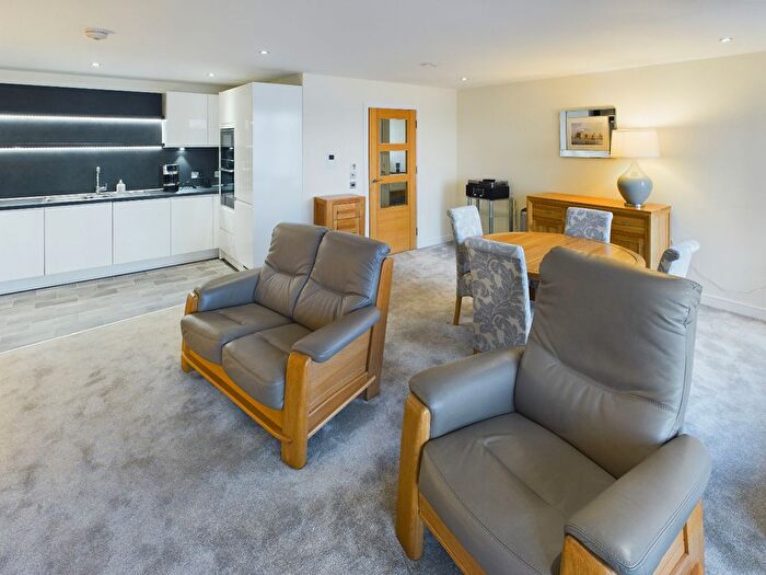 3 Bedroom Flat To Rent In Riverside Drive, City Centre, Dundee, DD2