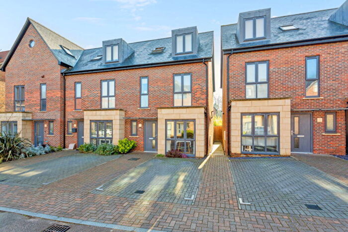 4 Bedroom Town House For Sale In Frances Drive, Dunstable, LU6