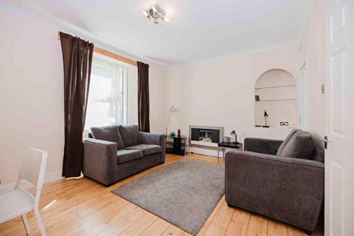 2 Bedroom Flat To Rent In Simon Square, Edinburgh, EH8