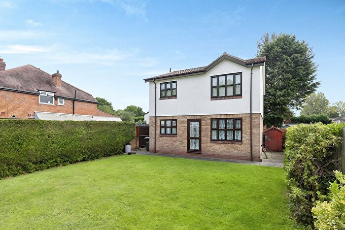 2 Bedroom Flat For Sale In Pembroke Way, Birmingham, B28