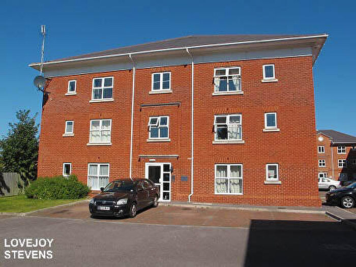 2 Bedroom Flat To Rent In Thornycroft Close, Newbury, RG14
