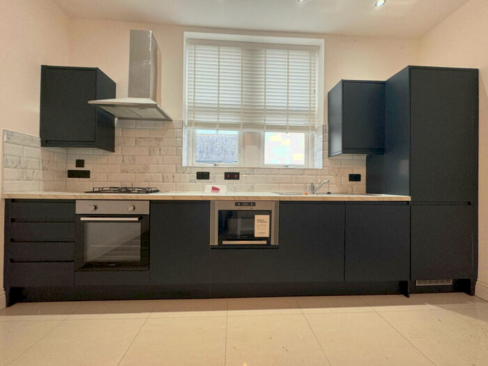 2 Bedroom Apartment To Rent In Shaw Lane, Leeds, West Yorkshire, LS6