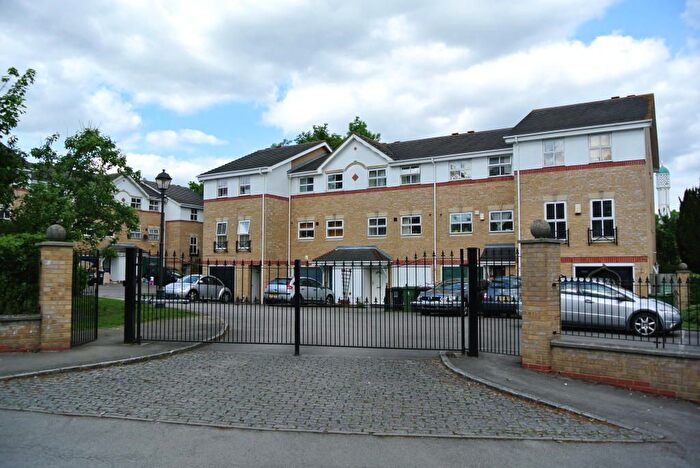 2 Bedroom Flat To Rent In Ladys Close, Watford, WD18