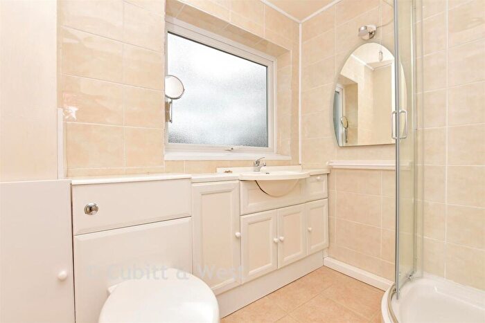 2 Bedroom Chalet For Sale In Laglands Close, Reigate, Surrey, RH2