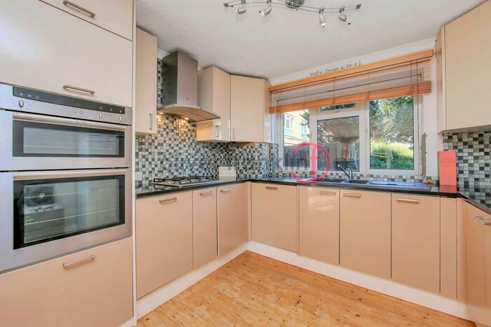 4 Bedroom Flat To Rent In Brierly Gardens, Bethnal Green, E2