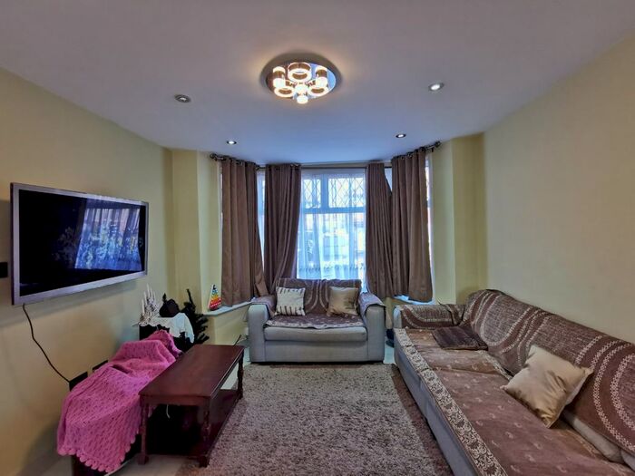 4 Bedroom Semi-Detached House To Rent In Dryburgh Gardens, London, NW9