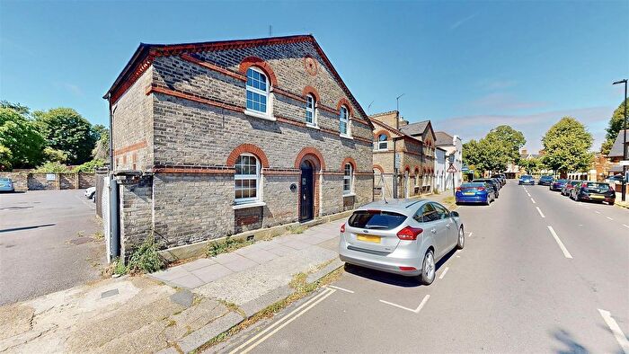2 Bedroom Detached House For Sale In Thornbury Road, Isleworth, TW7
