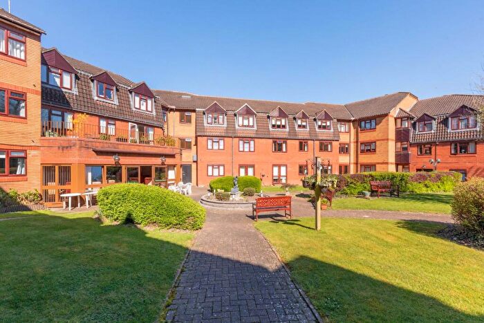 1 Bedroom Flat For Sale In Crescent Dale, Maidenhead, SL6