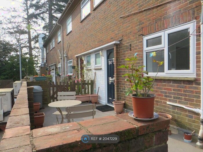 2 Bedroom Maisonette To Rent In Park Parade, Haywards Heath, RH16