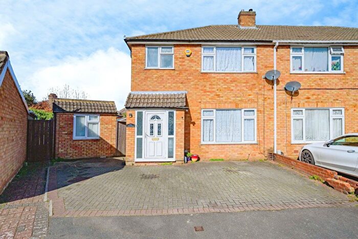 4 Bedroom Semi Detached House For Sale In Viscount Close, Bedfordshire, LU3