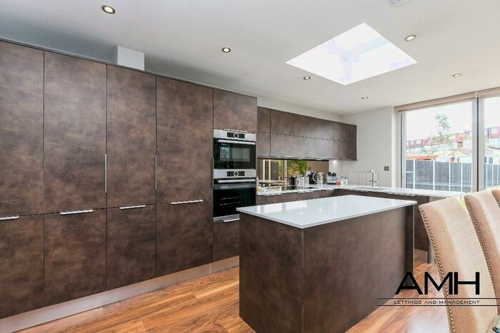 3 Bedroom Terraced House To Rent In Parkside Gardens, Barnet, EN4